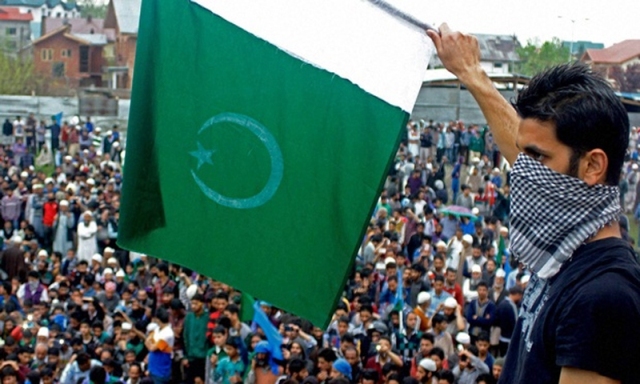 Kashmir flag Pakistan جھنڈوں پر اٹکی حب الوطنی