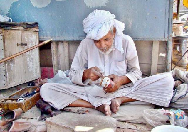 Cobbler aik Rozan قہقہے موچی موچی کے نعروں میں بدل گئے