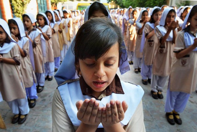 Costly Education Pakistan بچوں کی فیسوں کے لیے قرض