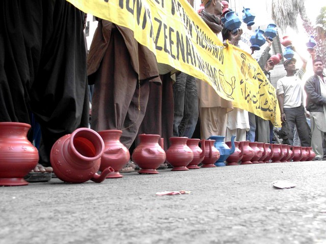 Lota politics Pakistan لوٹے جیسے طعنوں سے وہ اتنا پریشان نہیں ہوتے